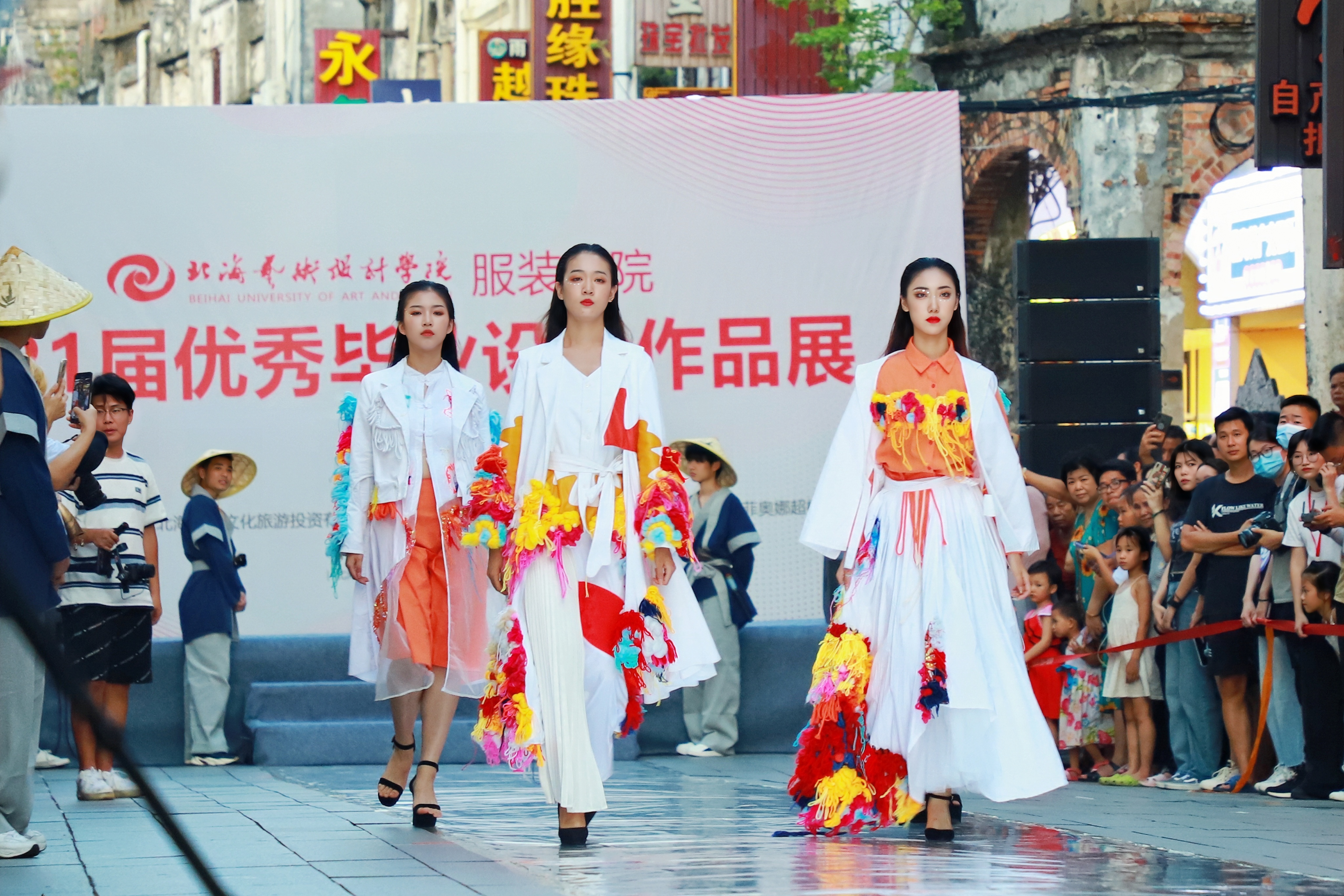 學(xué)生在北海老街進行優(yōu)秀畢業(yè)作品展走秀。北海藝術(shù)設(shè)計學(xué)院供圖.jpg