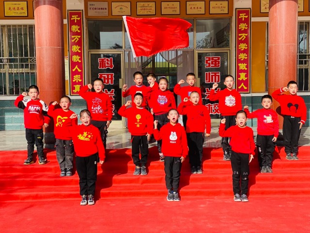 三年級(jí)學(xué)生在“紅星閃閃耀我前行”活動(dòng)中表演紅歌《童心向黨》.JPG