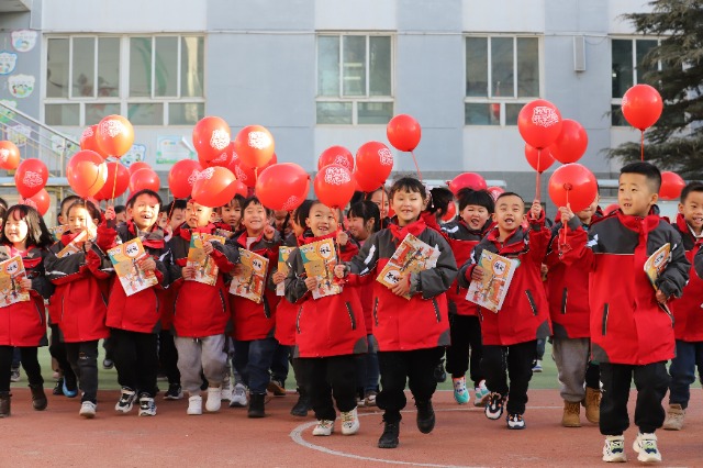 01——2月19日，甘肅省平?jīng)鍪嗅轻紖^(qū)西大街小學(xué)教育集團(tuán)，學(xué)生們領(lǐng)取到新課本后在校園里高興地奔跑。.JPG