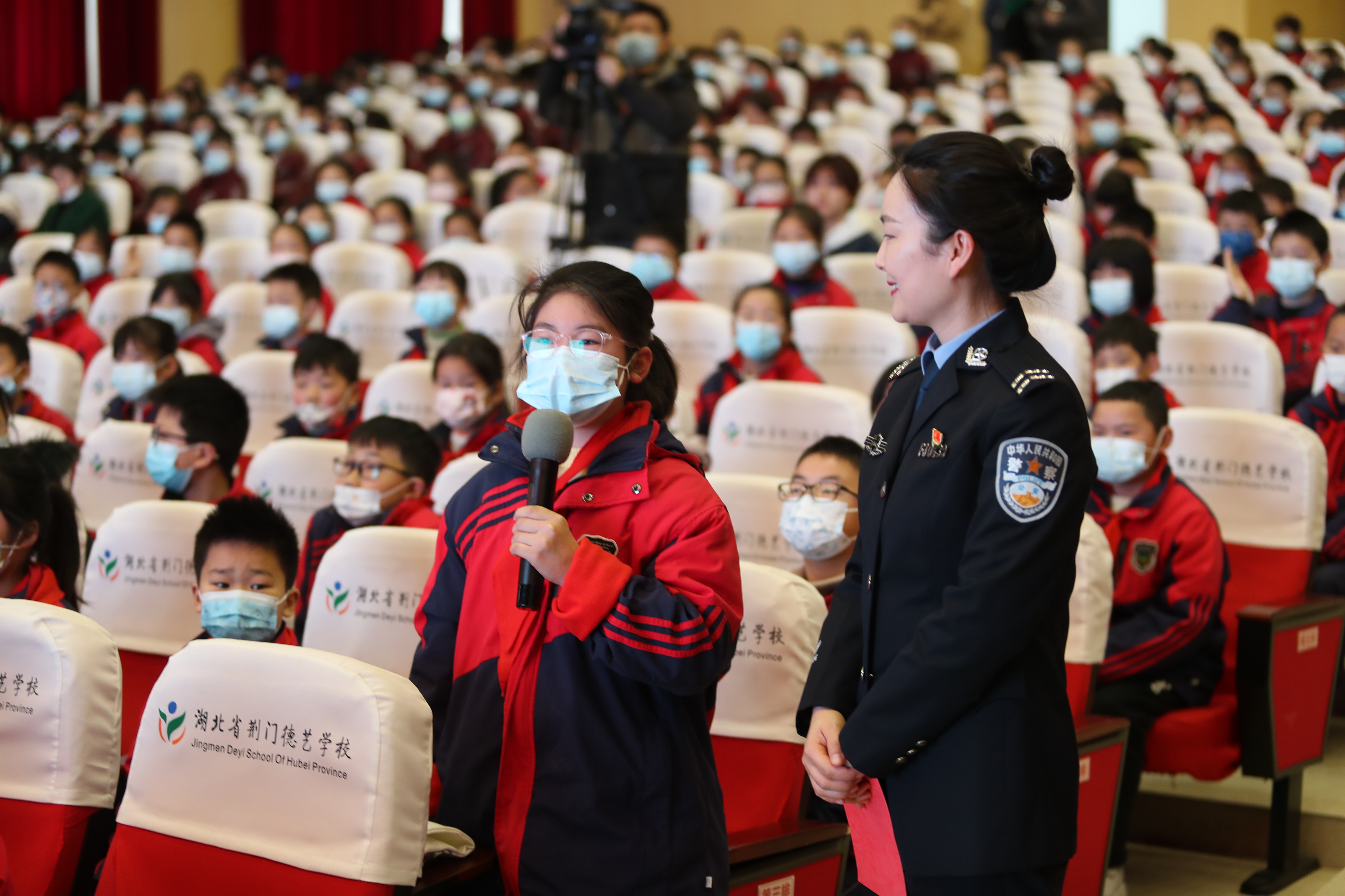 荊門市教育局組織交警講解員現(xiàn)場(chǎng)與學(xué)生互動(dòng)3  攝影 陳軍 談媛媛.jpg