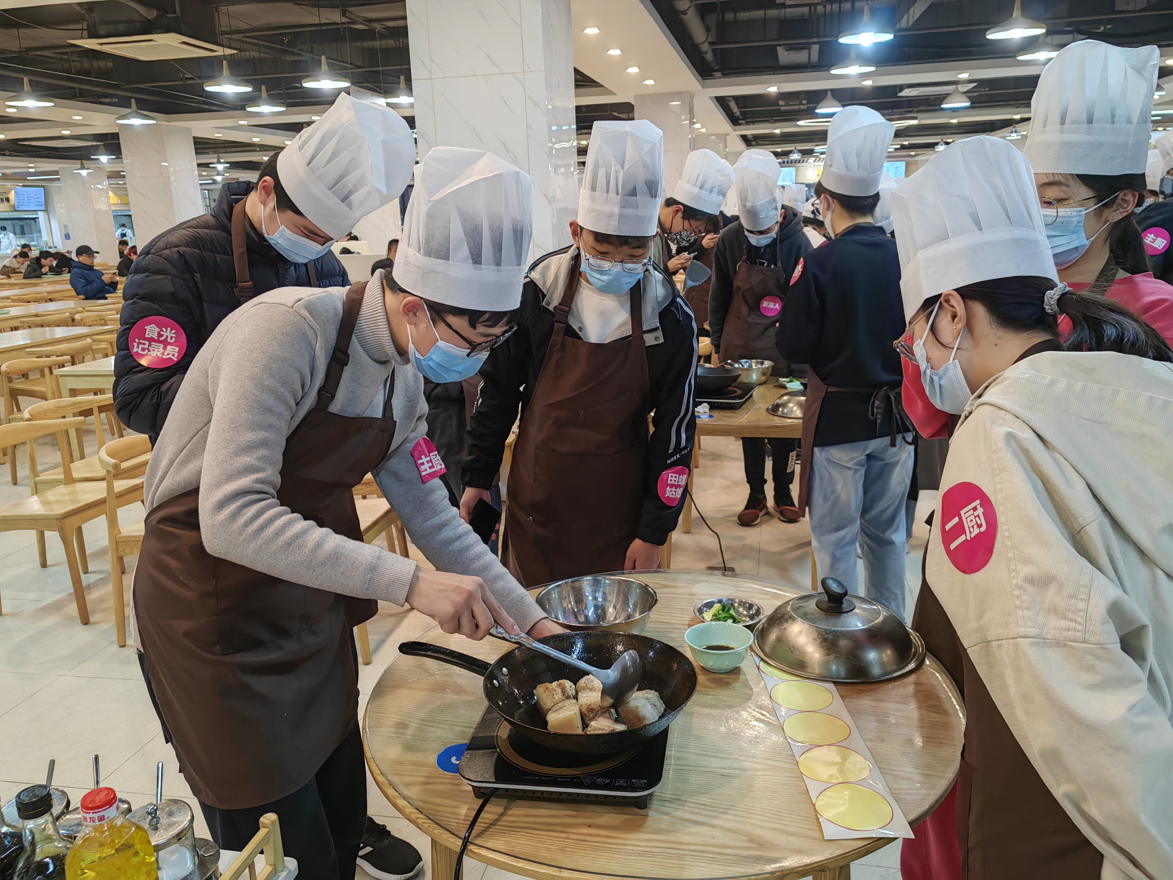 華東理工大學(xué)將勞動教育課堂搬到食堂。（學(xué)校供圖）.jpg